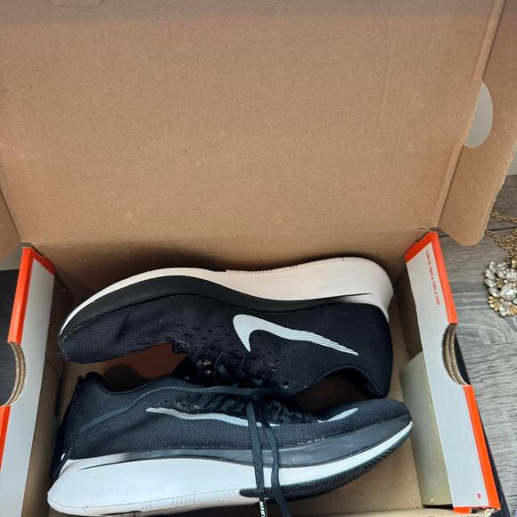 Nike Women's Black and White Trainers - Picture 3 of 6